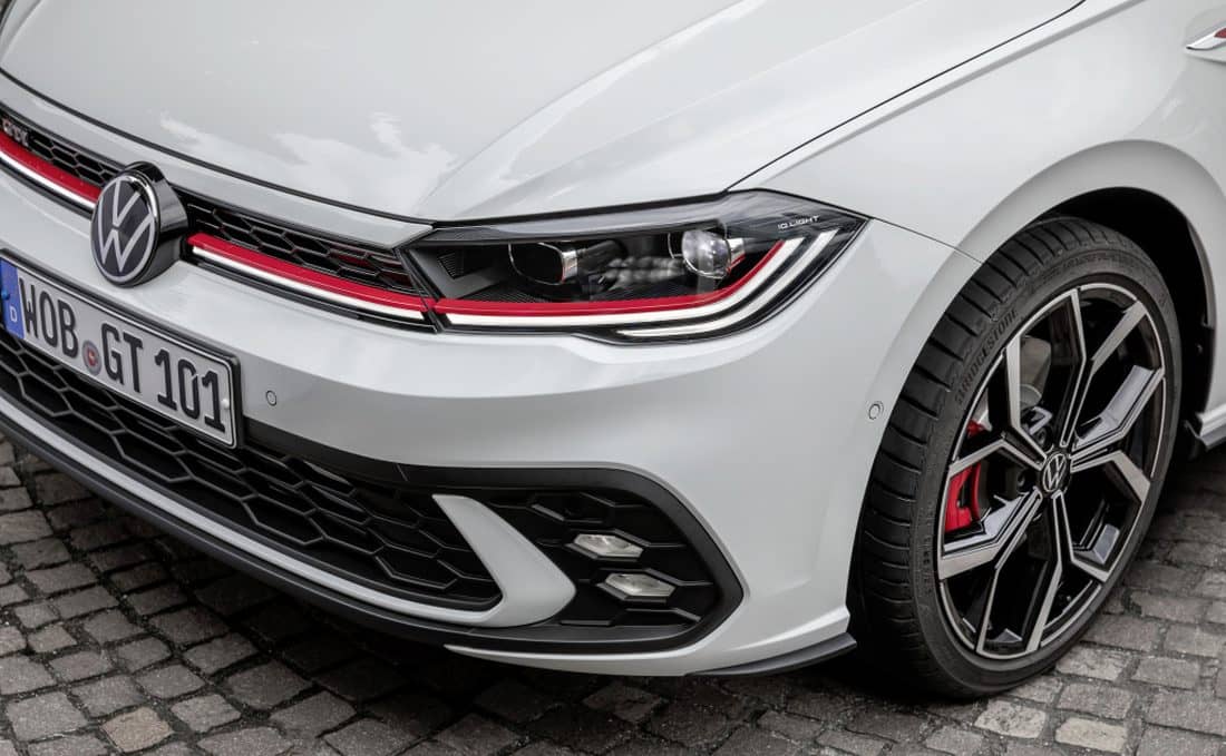 Primer plano del diseño frontal del Polo GTI, realzando detalles.