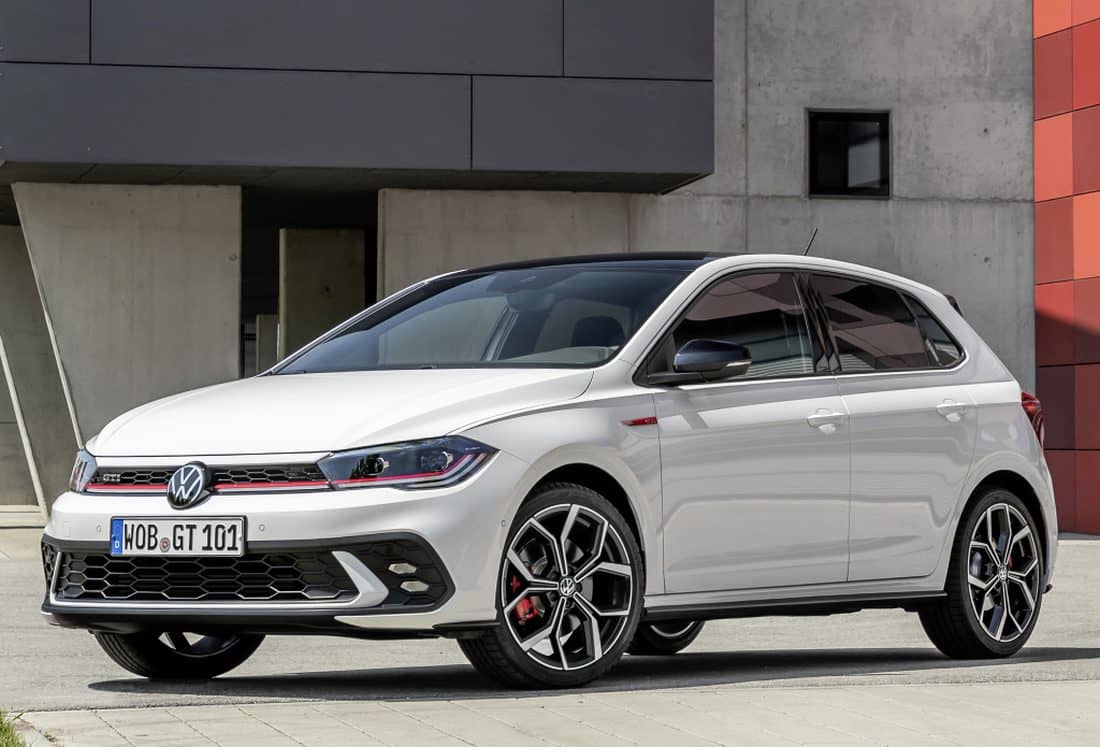 Vista frontal y lateral del VW Polo GTI en color blanco.
