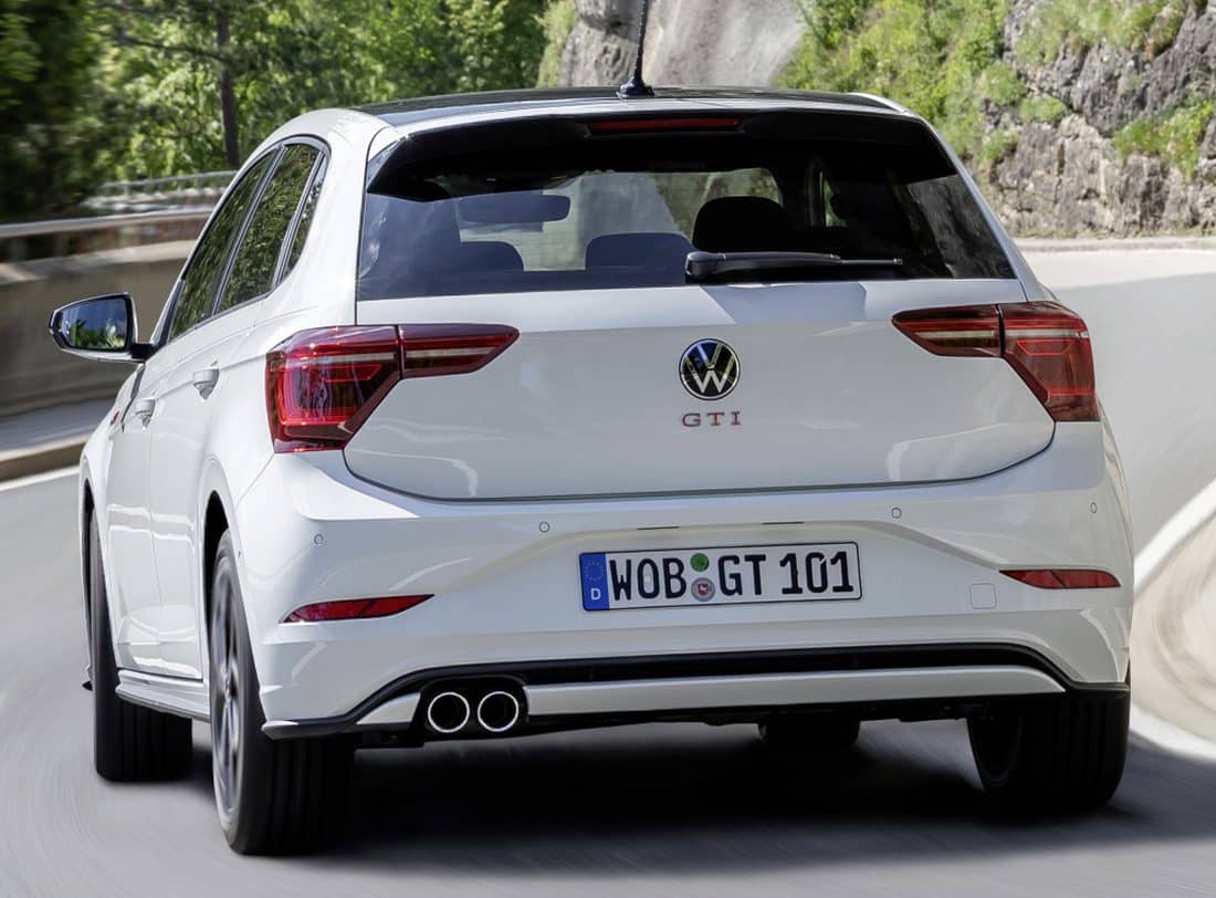 Vista trasera del Polo GTI en color blanco destacando los escapes.