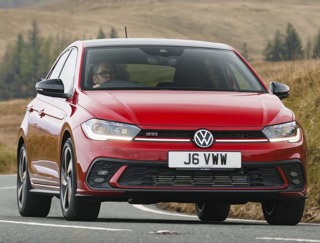 Vista frontal del Polo GTI en acción, destacando su deportividad.