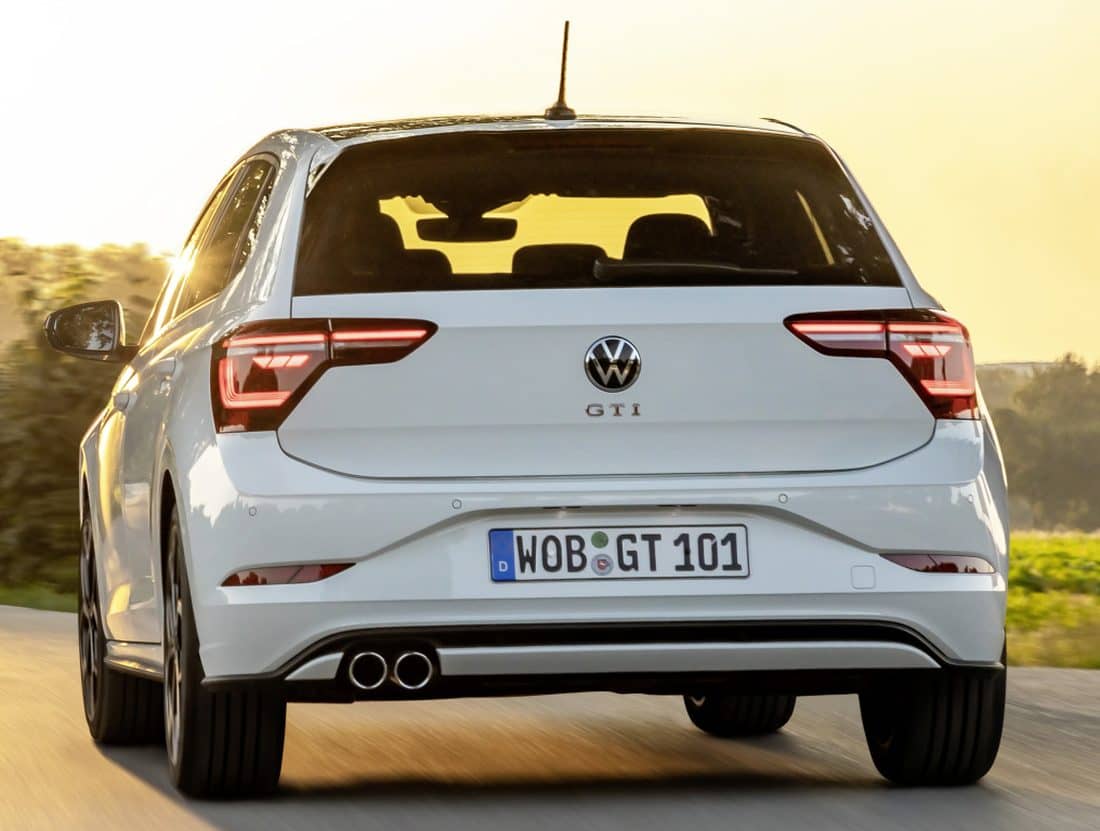 Vista dinámica de la parte trasera del Polo GTI en color blanco.