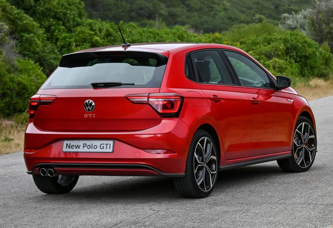 Imagen de la trasera del Volkswagen Polo GTI destacando su diseño y línea de escape.