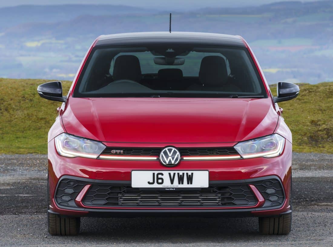 Frente del Volkswagen Polo GTI resaltando su diseño deportivo.