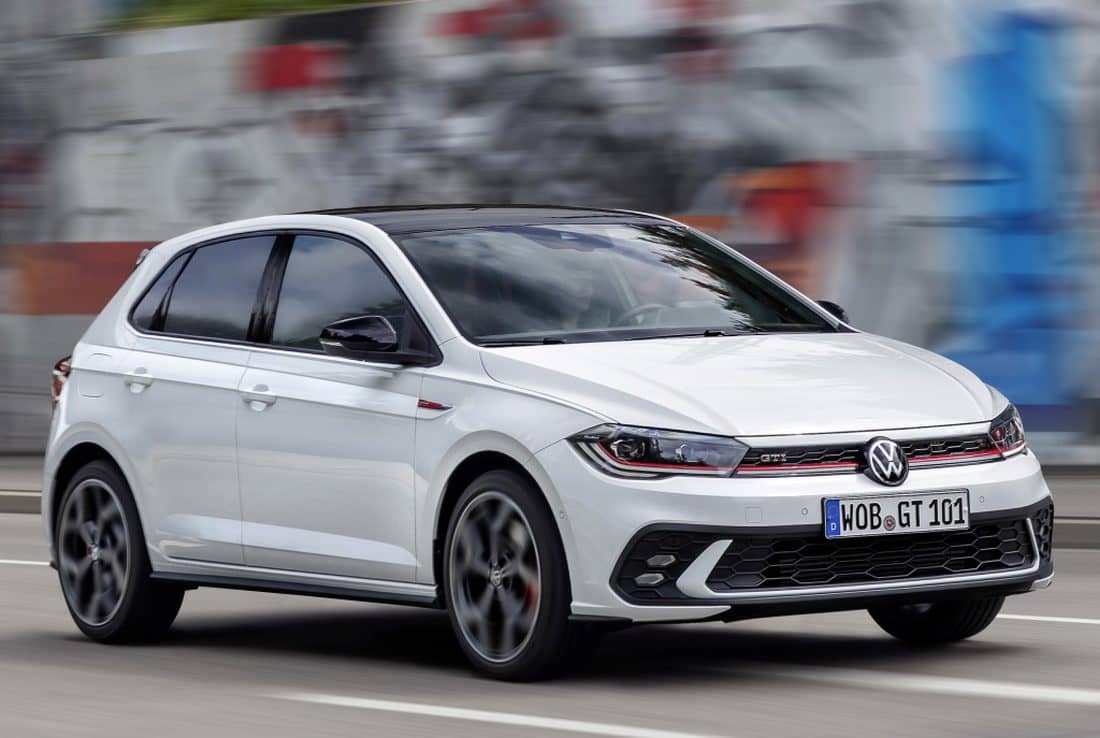 Perfil dinámico del Volkswagen Polo GTI en color blanco.