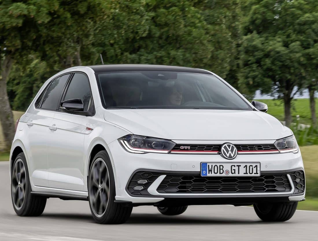 Vista frontal del Volkswagen Polo GTI en blanco, mostrando su carácter deportivo.