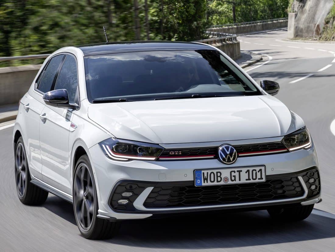 Polo GTI en carretera destacando su línea frontal lateral.
