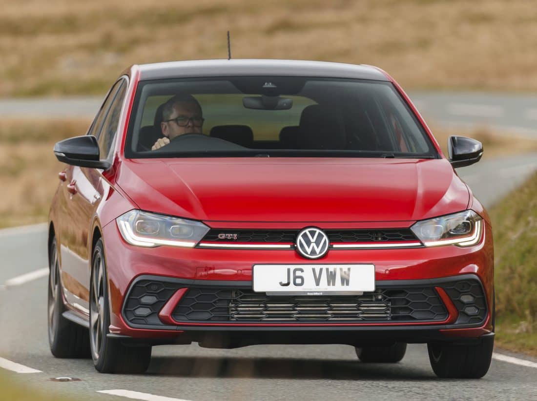 Vista delantera del Polo GTI en acción, mostrando su presencia en carretera.
