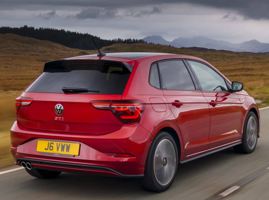 Vista dinámica de la trasera y lateral del Polo GTI.