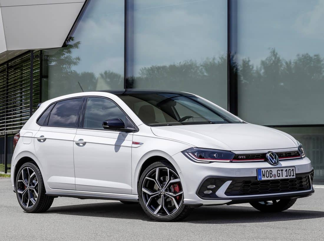 Vista lateral delantera del Volkswagen Polo GTI en un entorno urbano