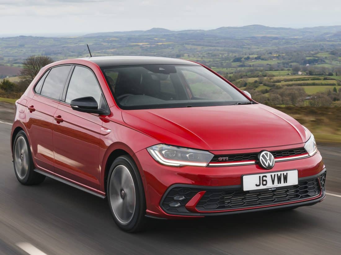 Vista dinámica del Volkswagen Polo GTI en color rojo.