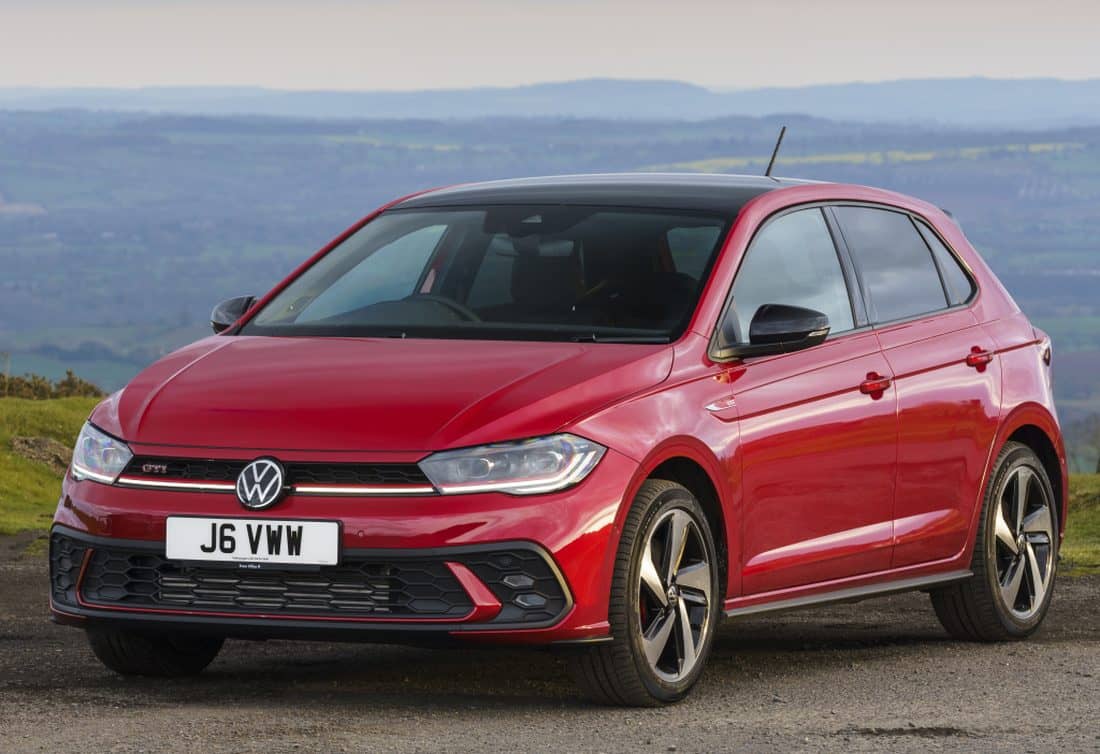 Volkswagen Polo GTI rojo exhibiendo su diseño dinámico en carretera