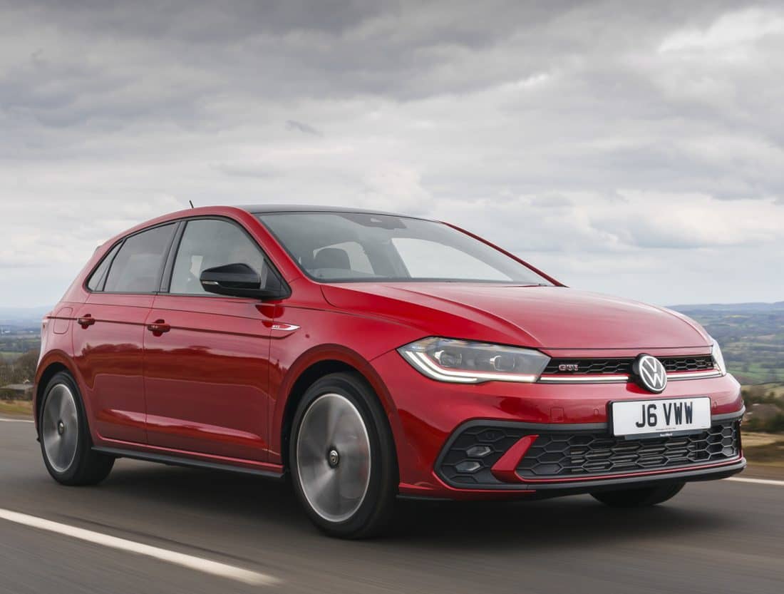 Imagen dinámica del Volkswagen Polo GTI rojo resaltando su naturaleza deportiva