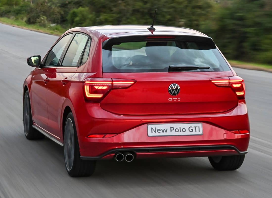 Vista dinámica de la parte trasera y lateral del Polo GTI.