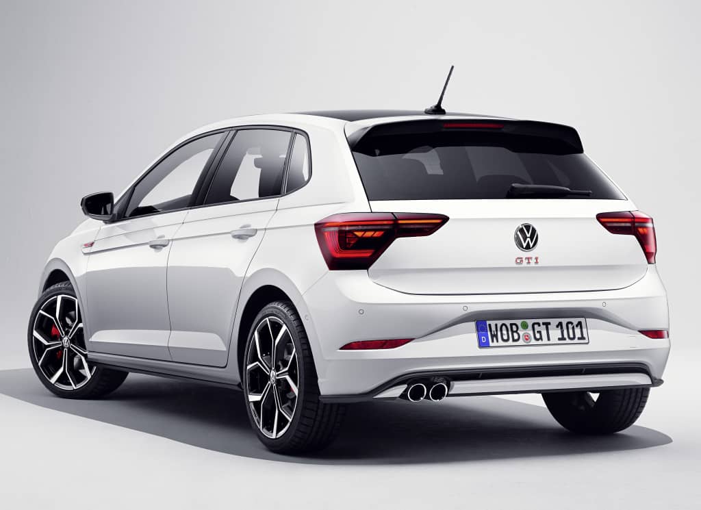 Ángulo trasero y lateral del Volkswagen Polo GTI que muestra su figura