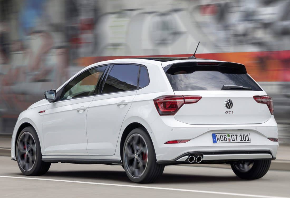 Perfil trasero-lateral en movimiento del Polo GTI en color blanco.
