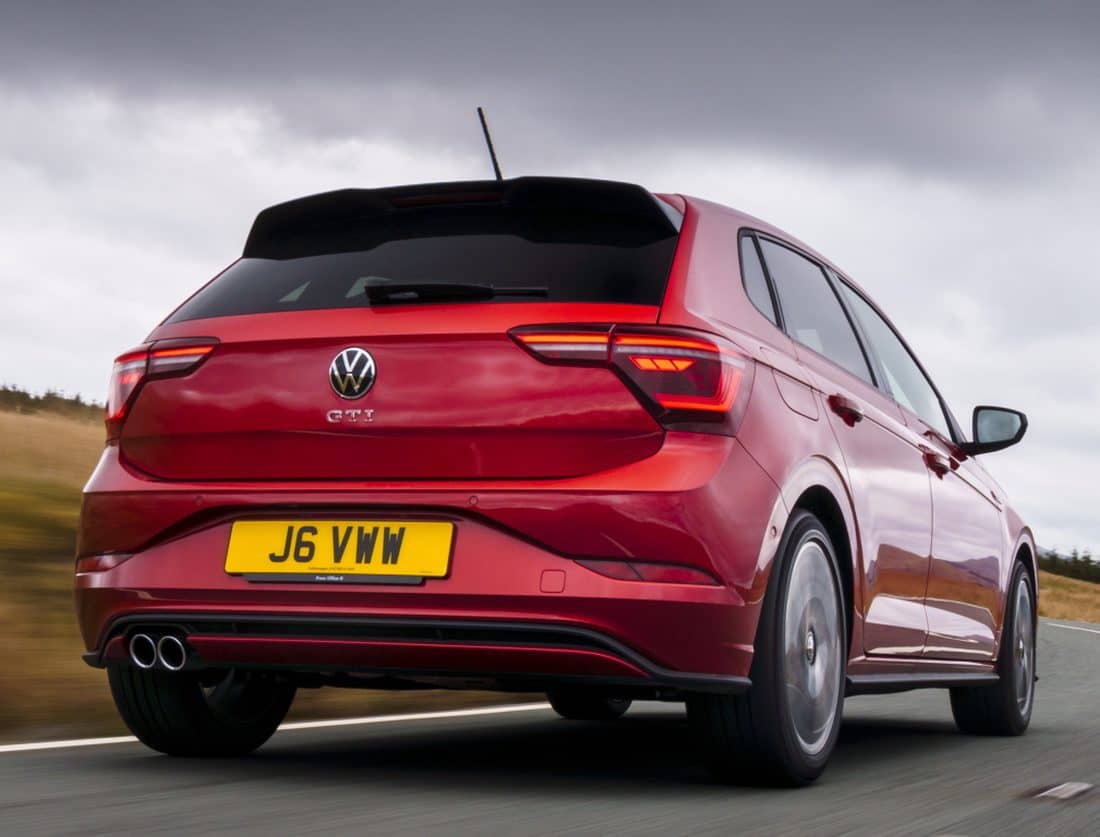 Visión trasera dinámica del Polo GTI, evidenciando líneas y escapes.
