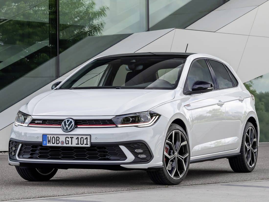Volkswagen Polo GTI mostrando su estampa con vista frontal y lateral.