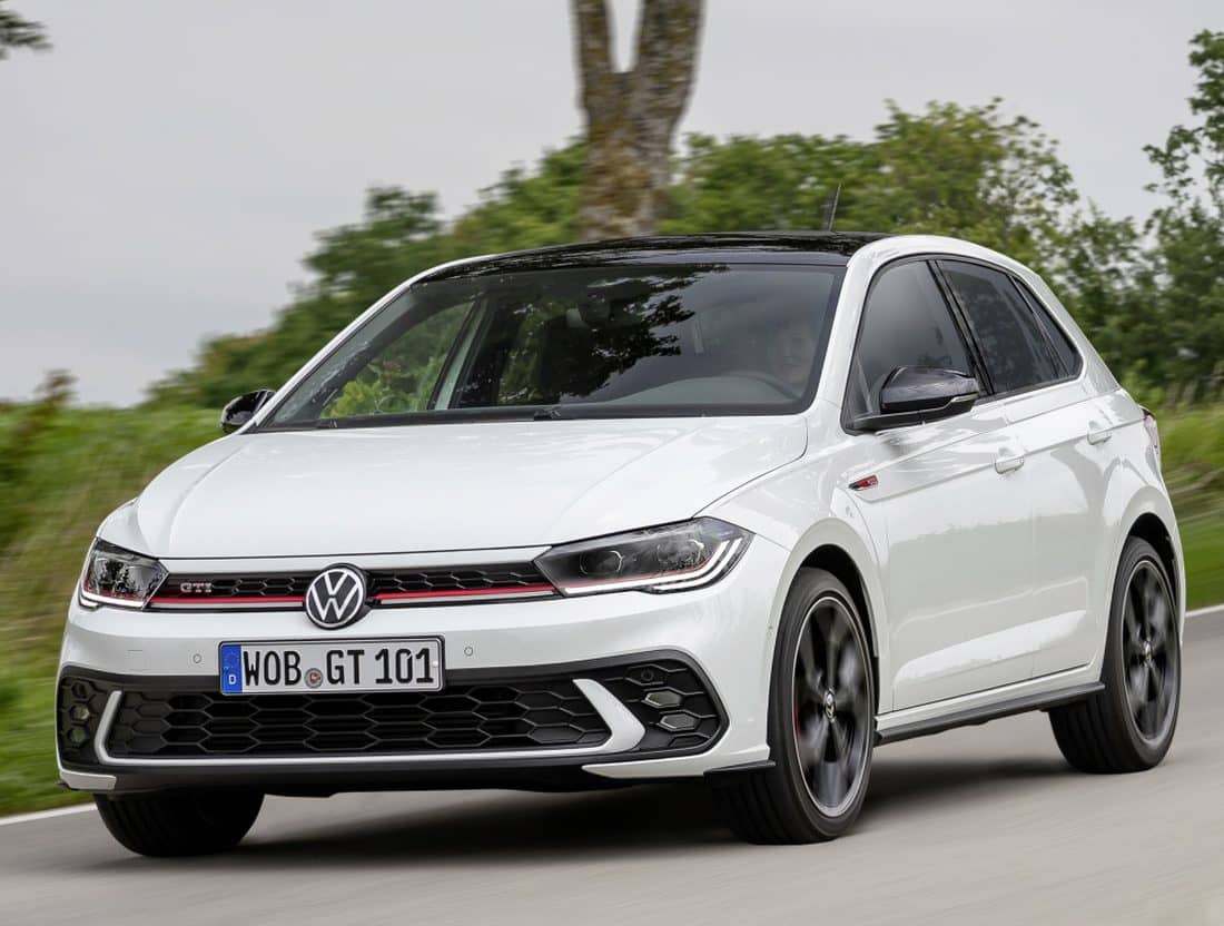 Imagen dinámica frontal del Polo GTI enfatizando su frontal deportivo.