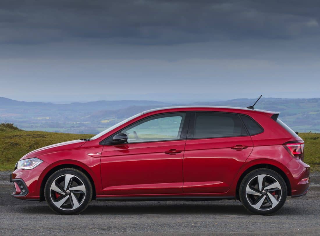 Lateral del Volkswagen Polo GTI en rojo, con enfoque en la línea y diseño.