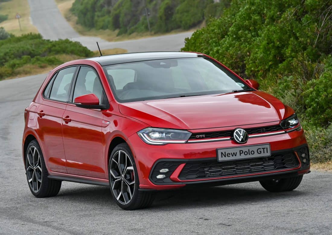 Polo GTI rojo en su hábitat natural, listo para la acción en carretera.