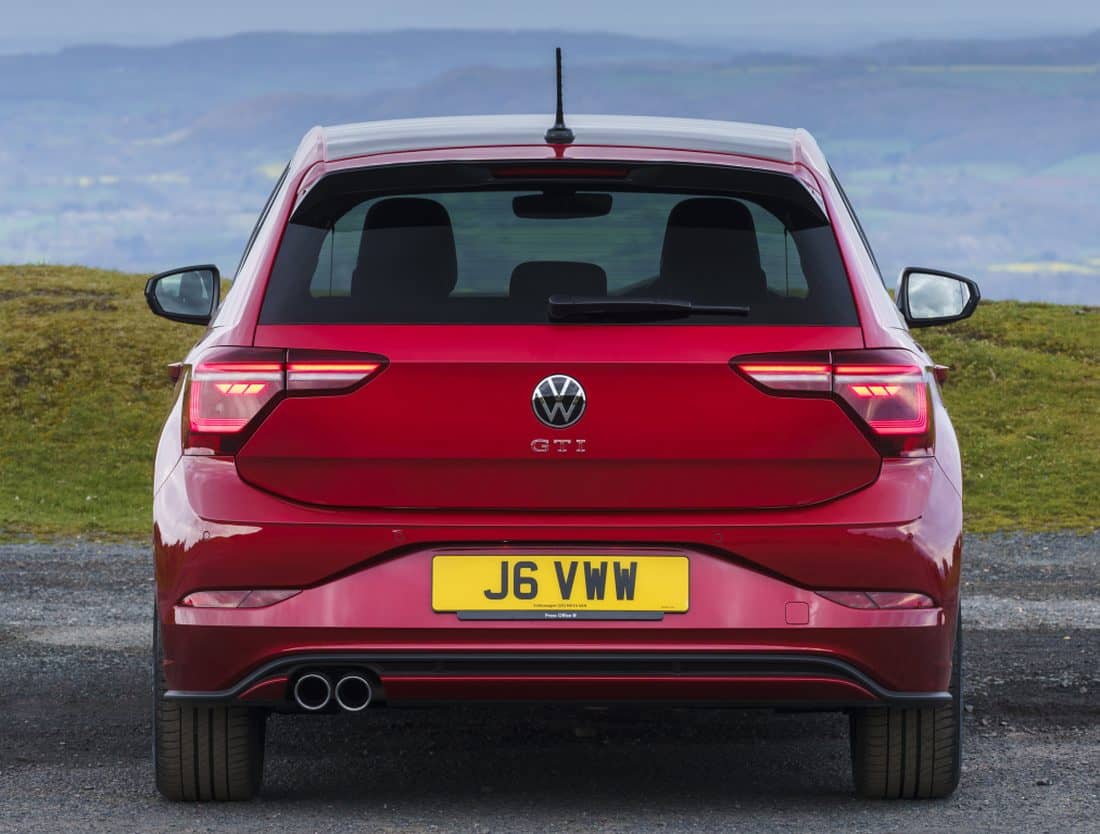 Imagen que enfoca los elementos traseros y distintivos del Polo GTI.