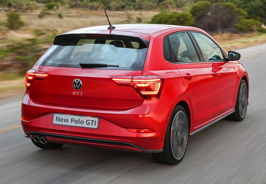Vista en ángulo de la parte trasera y lateral del Volkswagen Polo GTI.