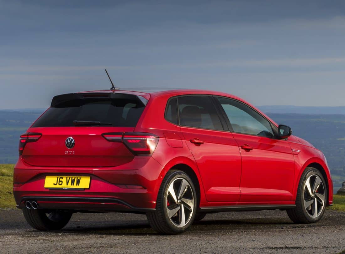 Perspectiva trasera del Polo GTI que muestra diseño de luces y escapes.