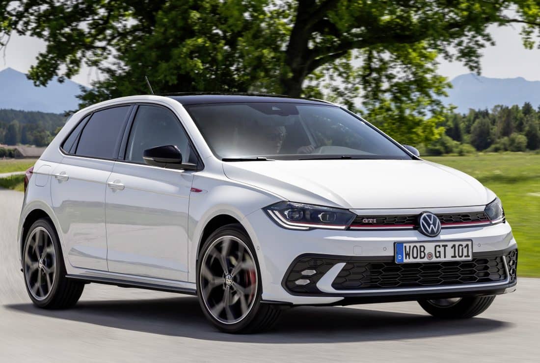 Visión frontal y lateral del Volkswagen Polo GTI, destacando su dinamismo.