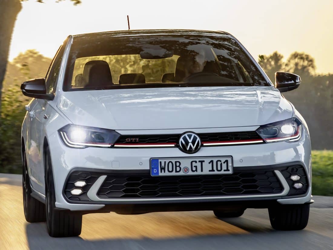 Vista frontal del Volkswagen Polo GTI destacando su diseño deportivo.