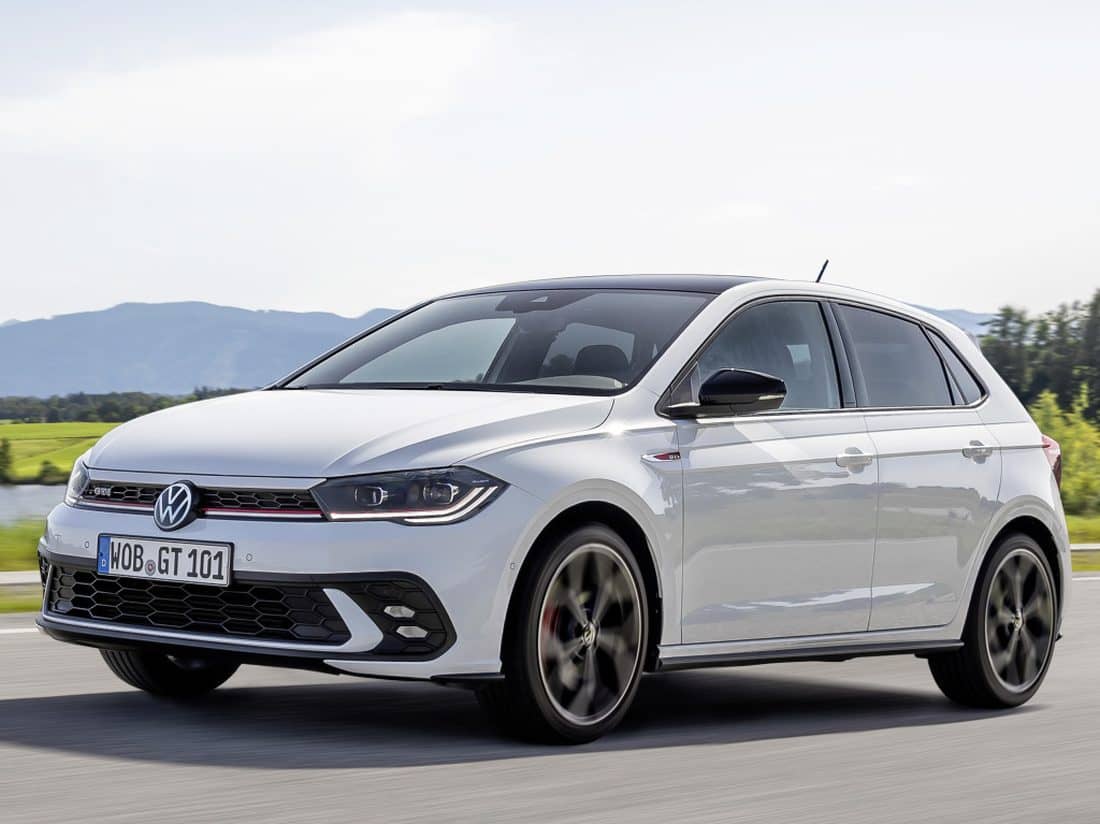 Perfil lateral del Polo GTI mostrando su diseño y llantas deportivas.