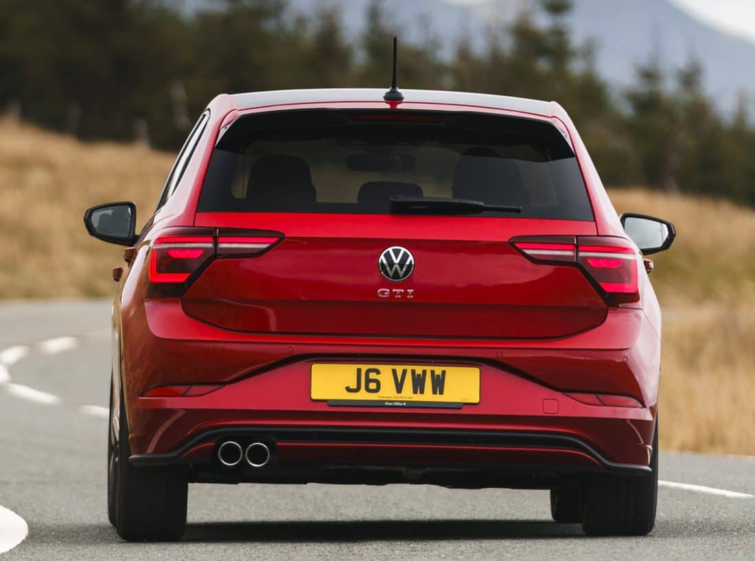 Parte trasera del Polo GTI en color rojo con detalle de doble escape.