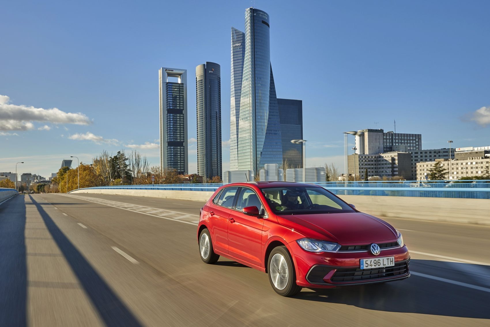 Detalle del volante y el tablero del Polo, muestra tecnología avanzada.