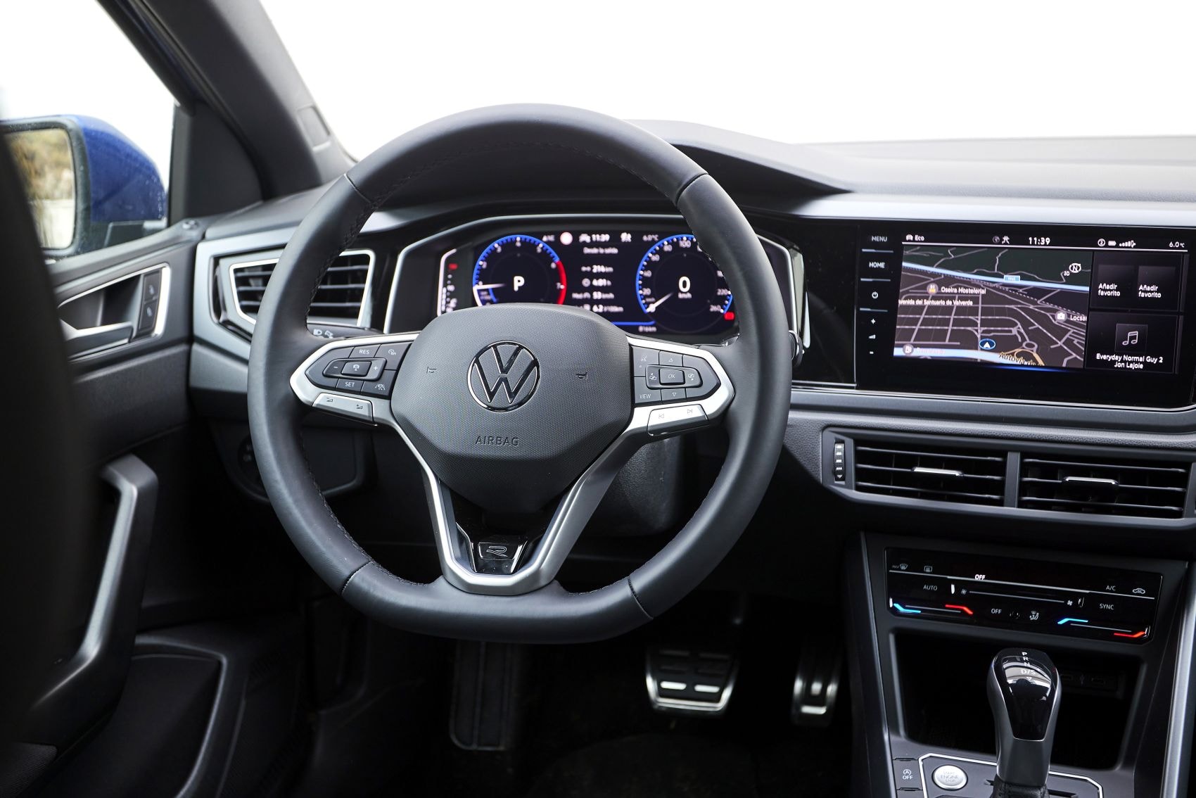 Vista del interior del Volkswagen Polo, elegante y moderno.