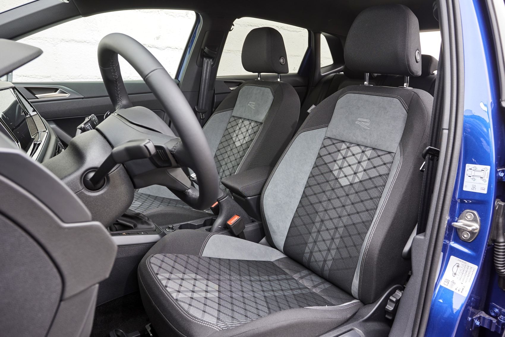 Consola central del Polo con su elegante palanca de cambios.