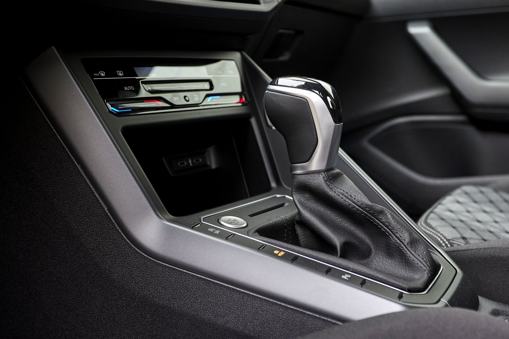 Detalle del interior, mostrando el cargador inalámbrico en la consola.