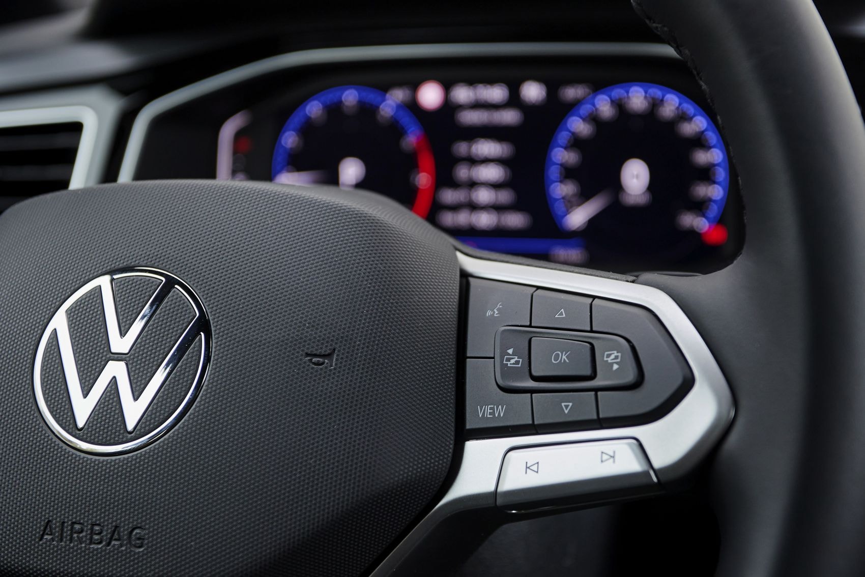 Detalles del volante del Polo, con controles intuitivos y diseño ergonómico.