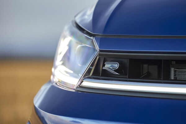 Detalle del faro IQ.LIGHT, símbolo de innovación y tecnología. Detalle del faro IQ.LIGHT, símbolo de innovación y tecnología.