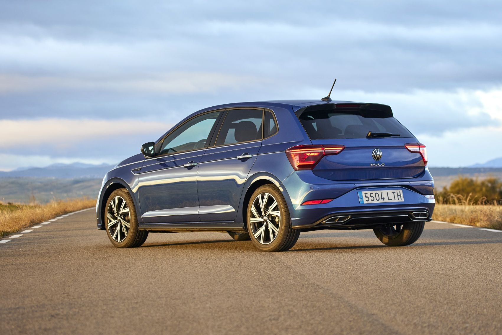 Visión frontal del Polo, mostrando su insignia y diseño aerodinámico.