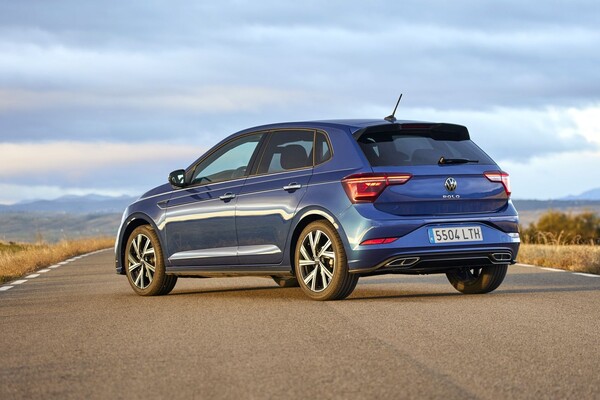 Visión frontal del Polo, mostrando su insignia y diseño aerodinámico. Visión frontal del Polo, mostrando su insignia y diseño aerodinámico.