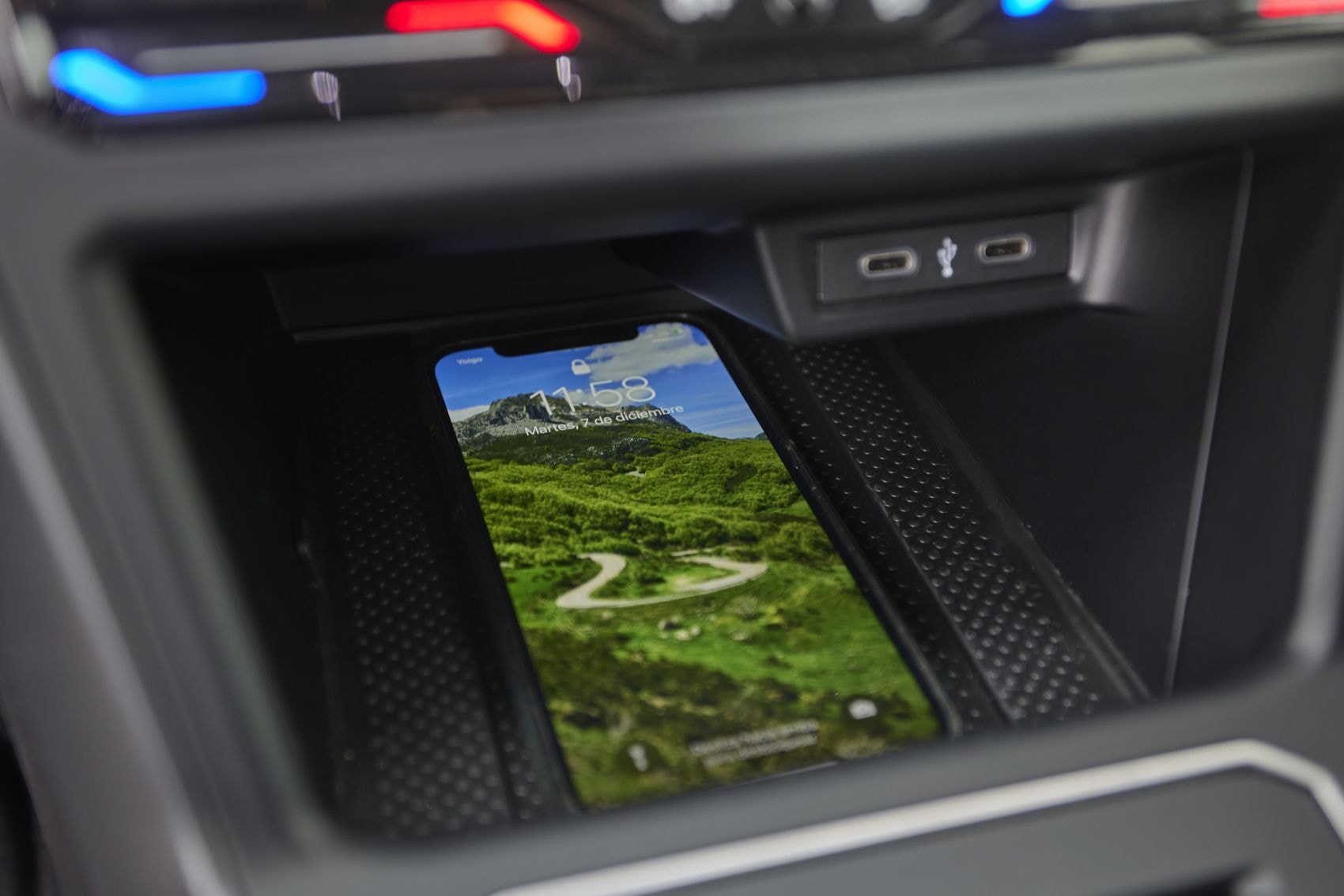 Vista lateral del Volkswagen Polo, enfatizando su estética robusta.