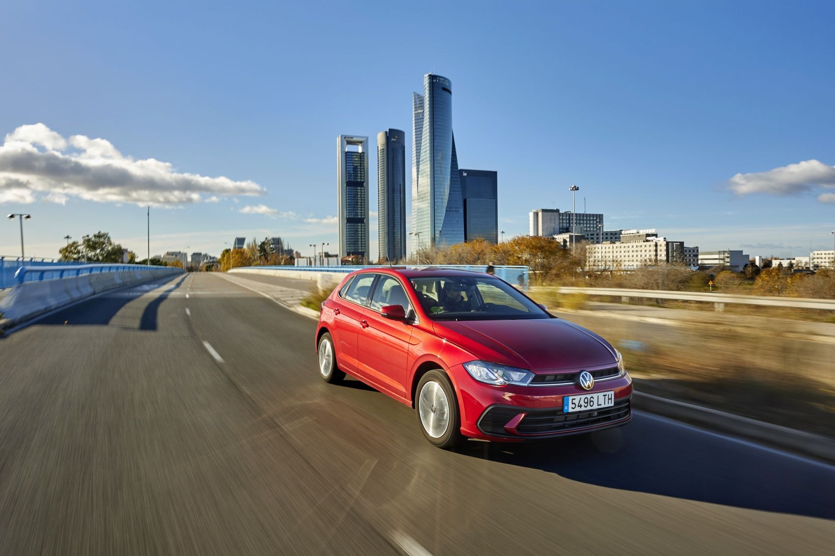 Volkswagen Polo en movimiento, mostrando su diseño dinámico y moderno.