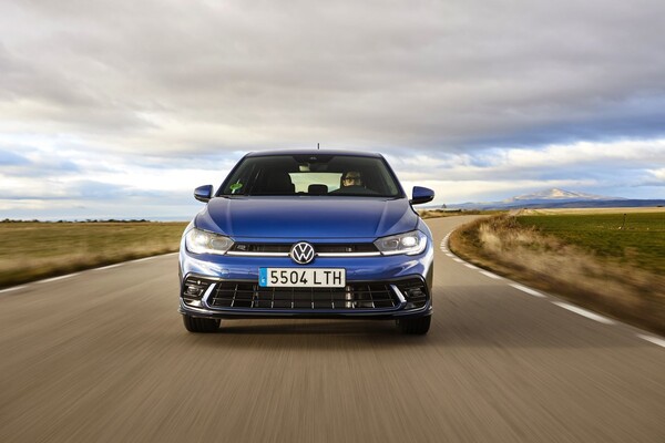 El Volkswagen Polo en el camino, con un frontal deportivo y ágil. El Volkswagen Polo en el camino, con un frontal deportivo y ágil.