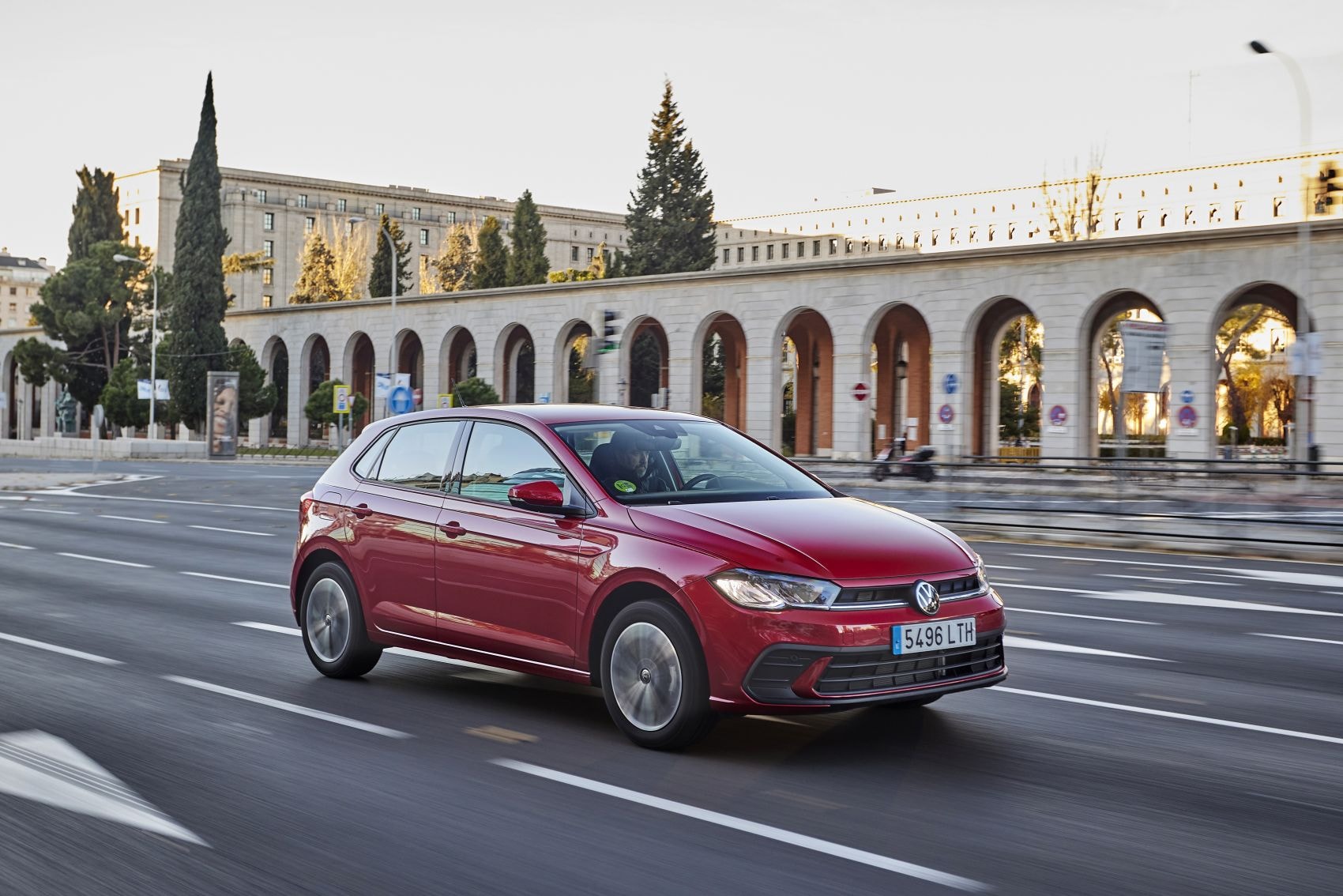 Llantas del Volkswagen Polo, que complementan su diseño agresivo.