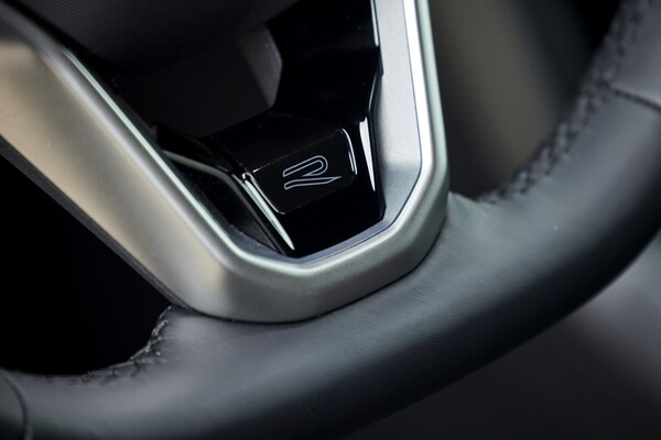 Logotipo R en la parrilla delantera, reflejando su versión deportiva. Logotipo R en la parrilla delantera, reflejando su versión deportiva.