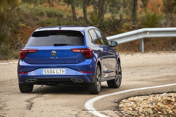 Vista posterior del Volkswagen Polo en movimiento, mostrando su diseño dinámico. Vista posterior del Volkswagen Polo en movimiento, mostrando su diseño dinámico.