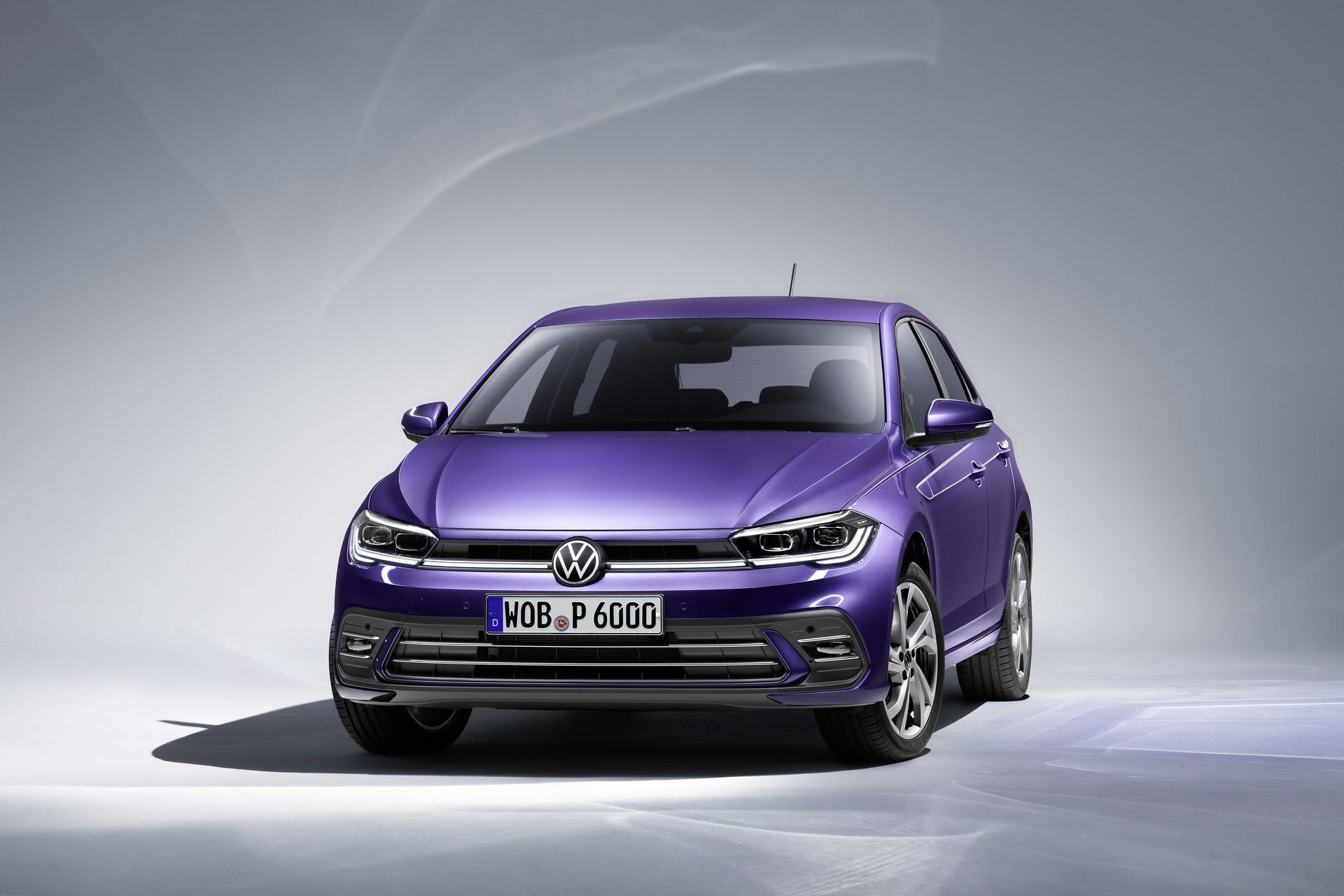 Vista frontal del Volkswagen Polo resaltando su diseño moderno y compacto.