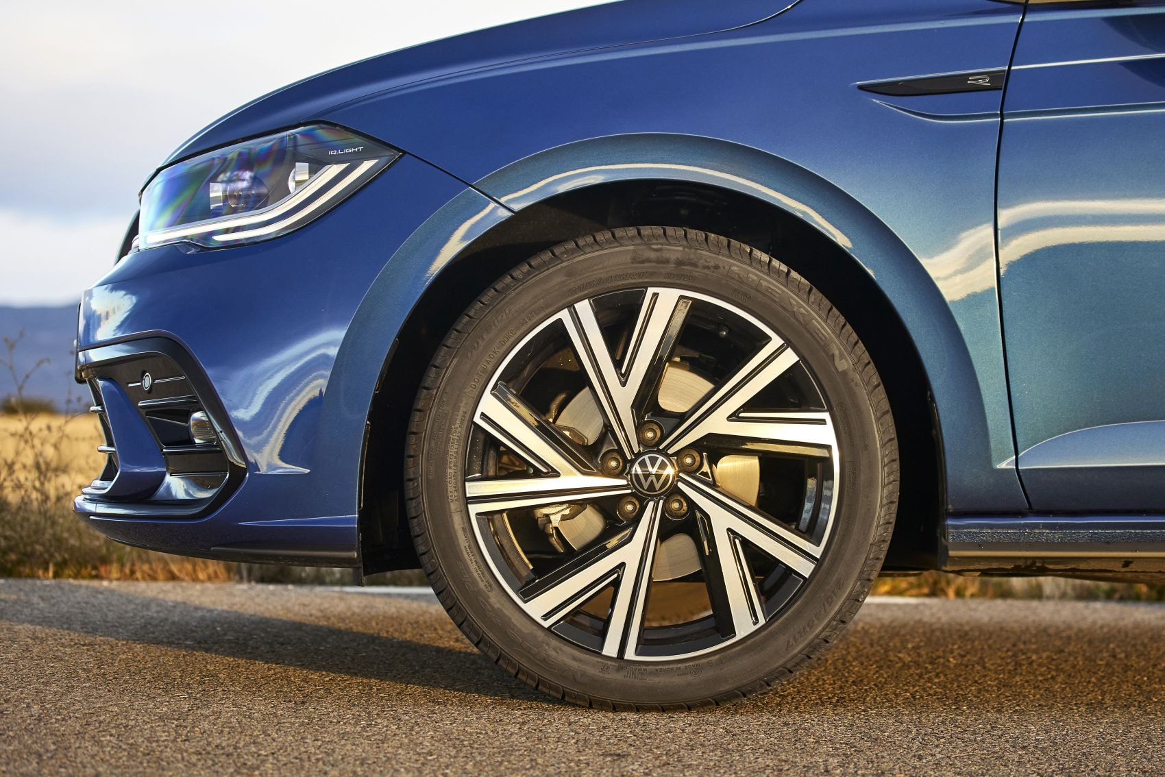 Close-up del volante deportivo del Polo, indicando deportividad.