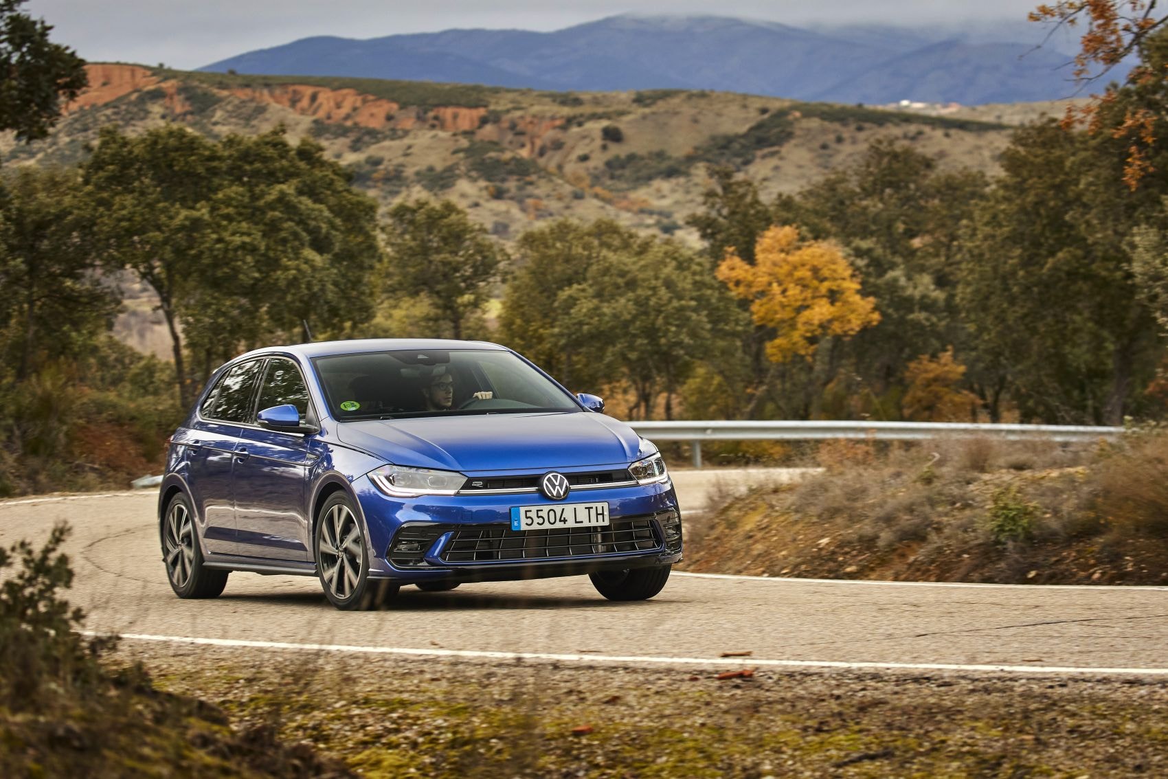 Vista trasera del Polo azul en el campo, resaltando su estilo robusto.
