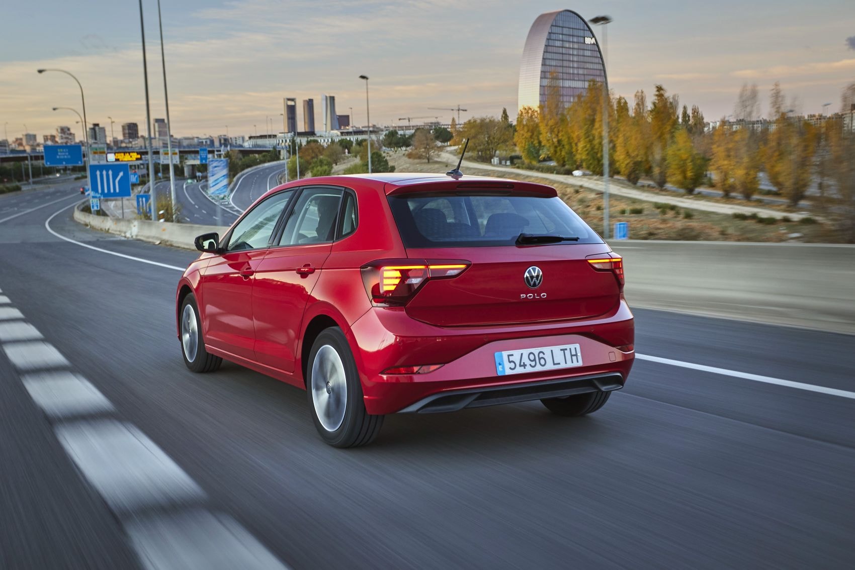 Volkswagen Polo azul en un paisaje pintoresco, mostrando su elegancia.