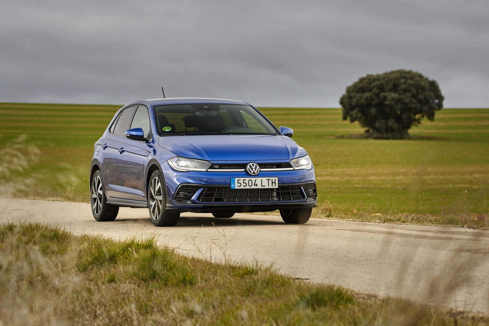 El Polo rojo capturado en movimiento, enfatizando su agilidad urbana.